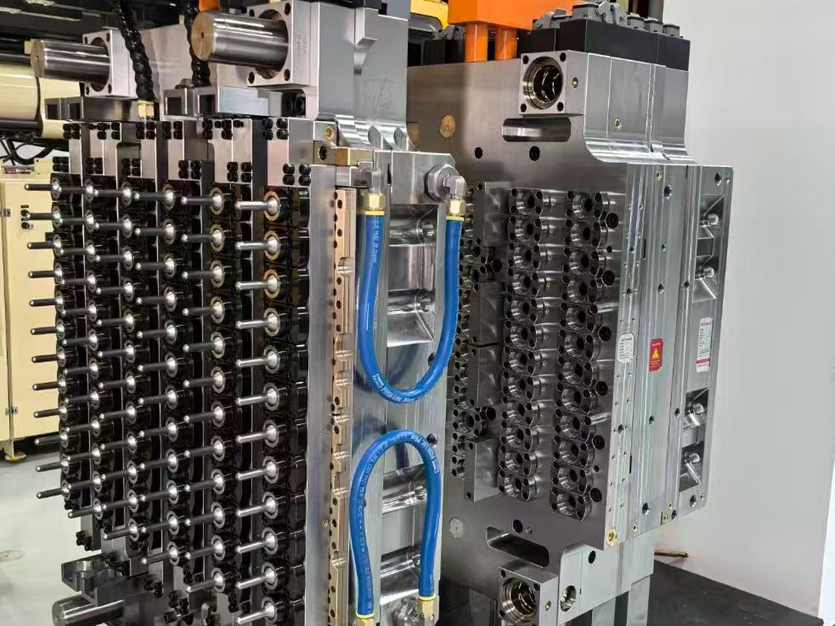 PET preform injection mould